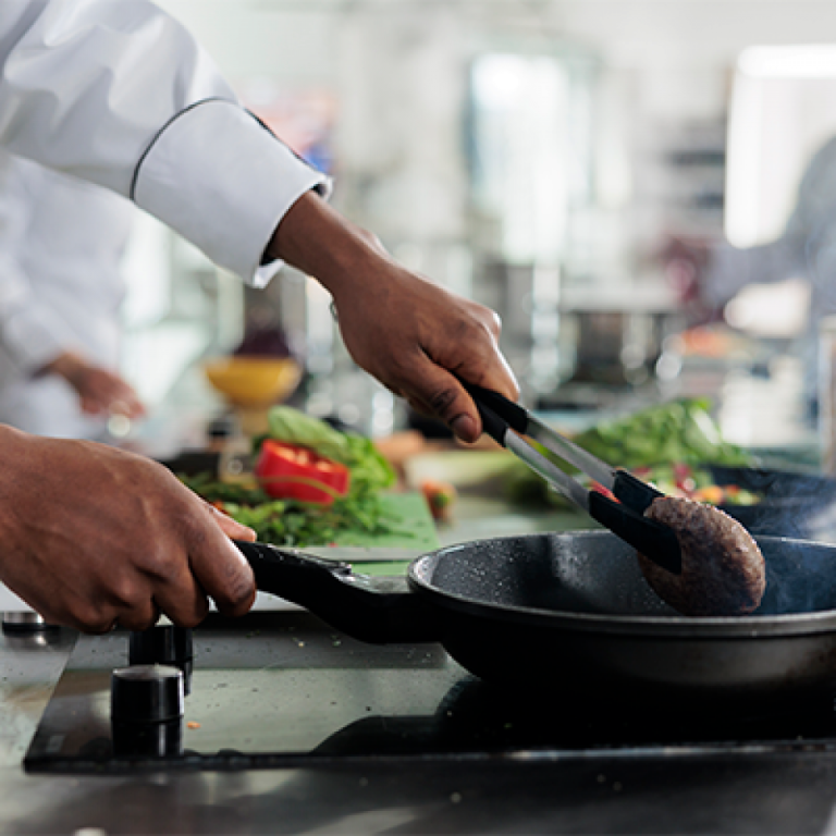 ¿Cómo asar carne en horno eléctrico o en sartén?